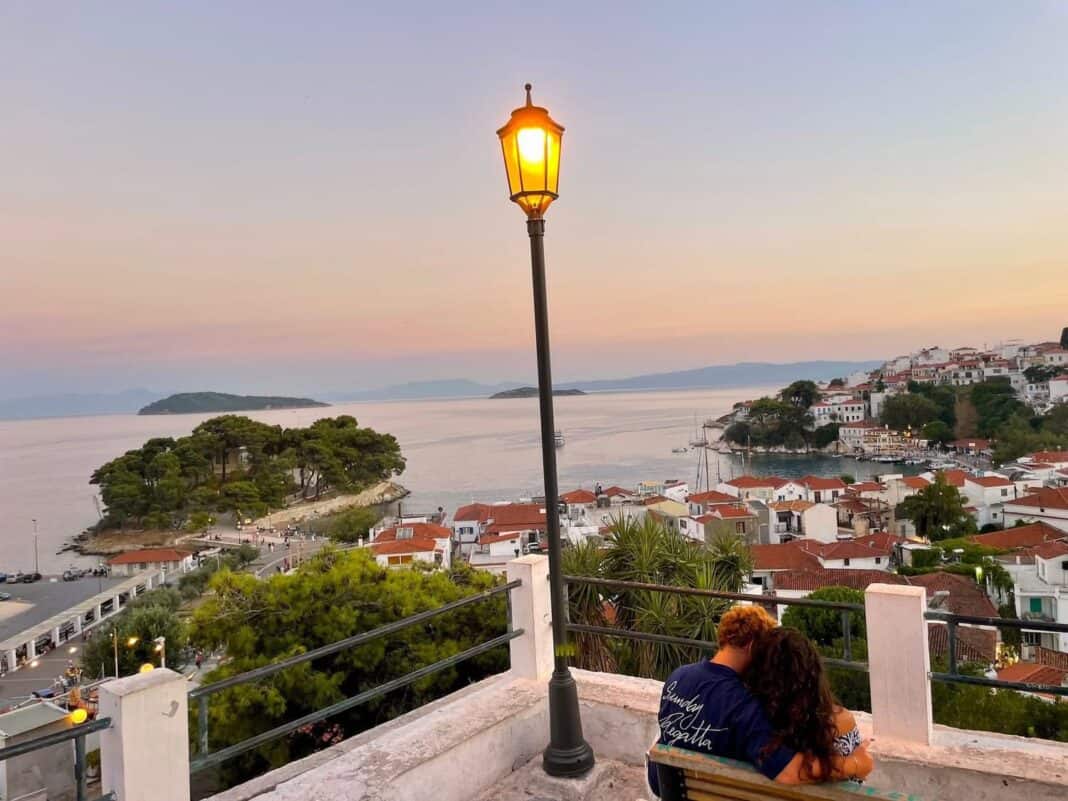 Μετά από χρόνια σκοταδιού, επιτέλους φως..