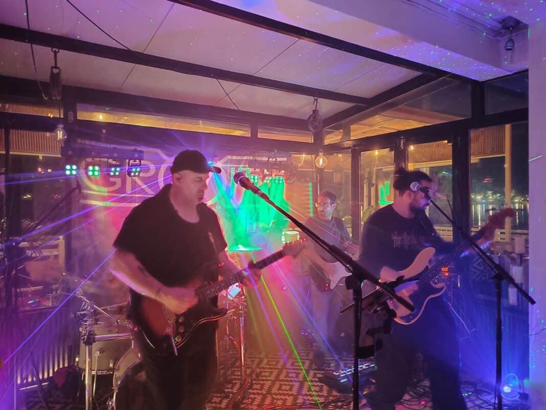 Gravity X : Η ελληνόφωνη ροκ μπάντα της Σκιάθου που «ανεβάζει» τη νύχτα του νησιού