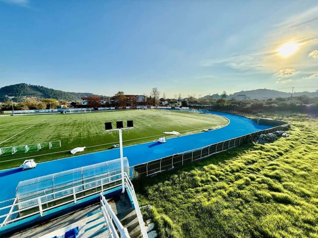 Στο… τελευταίο 100στάρι το έργο του γηπέδου — αλλά ο Δήμος τρέχει μόνο στα λόγια..