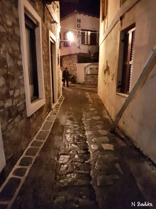 ‘Ἐξελθὼν τοῦ καπηλείου ὁ ξένος…’εβάδιζε μὲ βῆμα ἀβέβαιον…