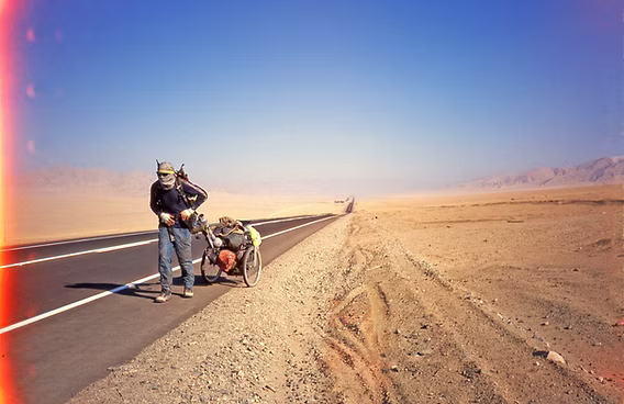 Καρλ Μπούσμπι: Ο άνθρωπος που περπατά τον κόσμο – Το τέλος της θρυλικής Αποστολής Γολιάθ πλησιάζει