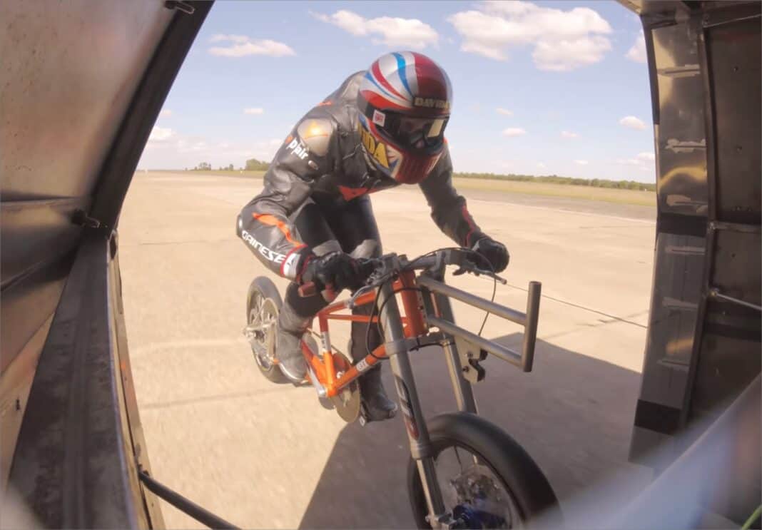 Τρομακτικό ατύχημα ποδηλάτη στα 175 mph κατά την προσπάθεια για παγκόσμιο ρεκόρ