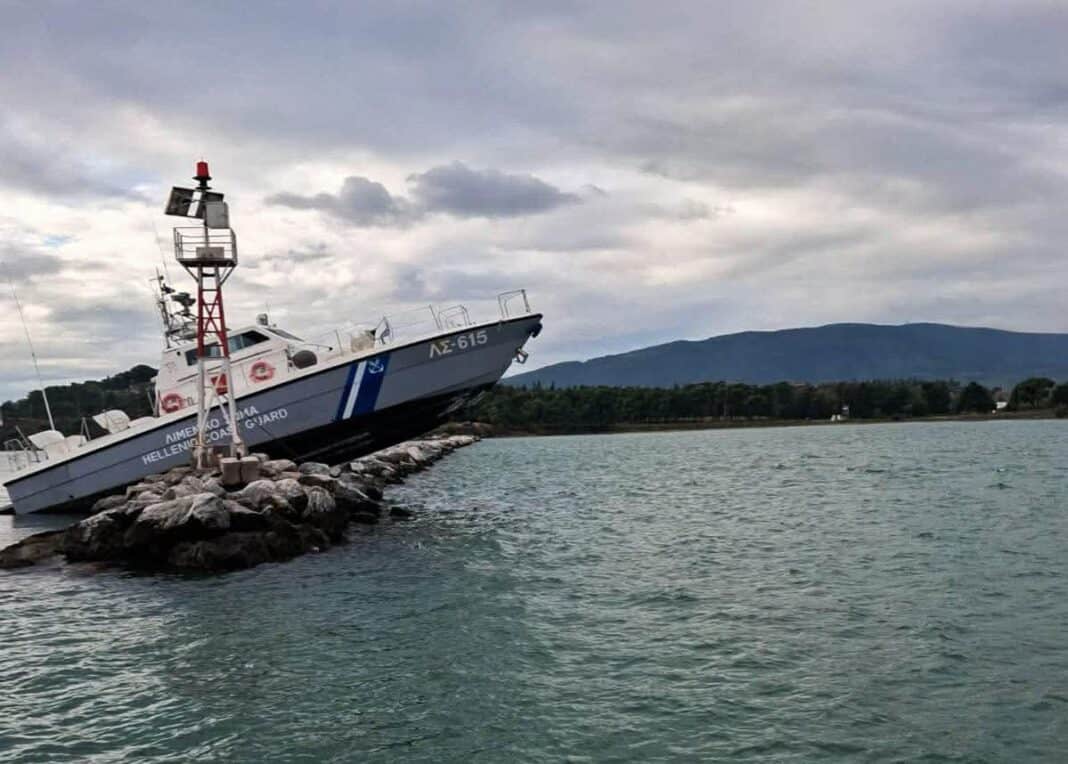 Βόλος: Σκάφος του Λιμενικού “καβάλησε” τον κυματοθραύστη στο λιμάνι