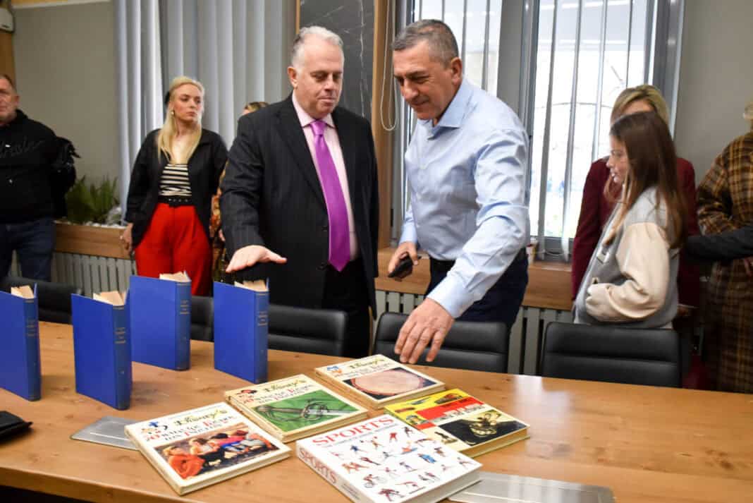 Στην Βιβλιοθήκη της Σκοπέλου η δωρεά βιβλίων του Ευάγγελου Σούρλα – Εκδήλωση παρουσία του Δ.Κουρέτα