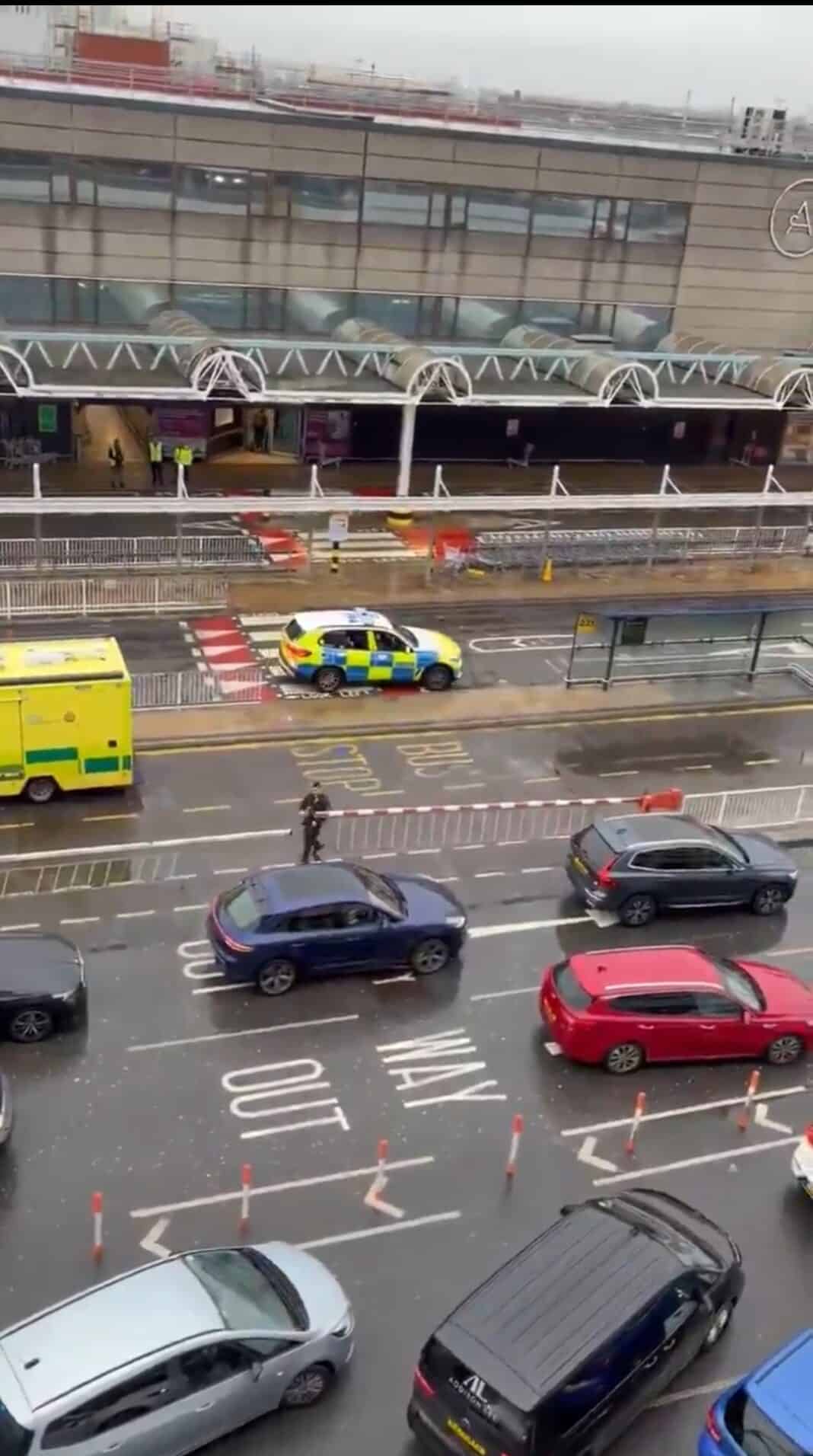 Χάος στο αεροδρόμιο Χίθροου – Κλειστές όλες οι έξοδοι, αναφορές για ρίψη δακρυγόνων και συλλήψεις