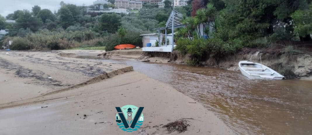 Ανησυχητική εικόνα στην παραλία Τρούλος – «Δεν την έχουμε ξαναδεί έτσι από την κακοκαιρία Daniel»