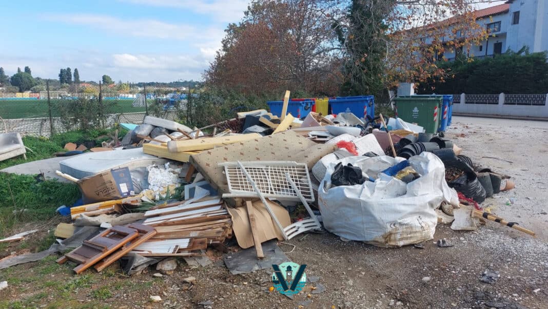 Παραμένουν τα σκουπίδια στο Δημοτικό Γήπεδο Σκιάθου!