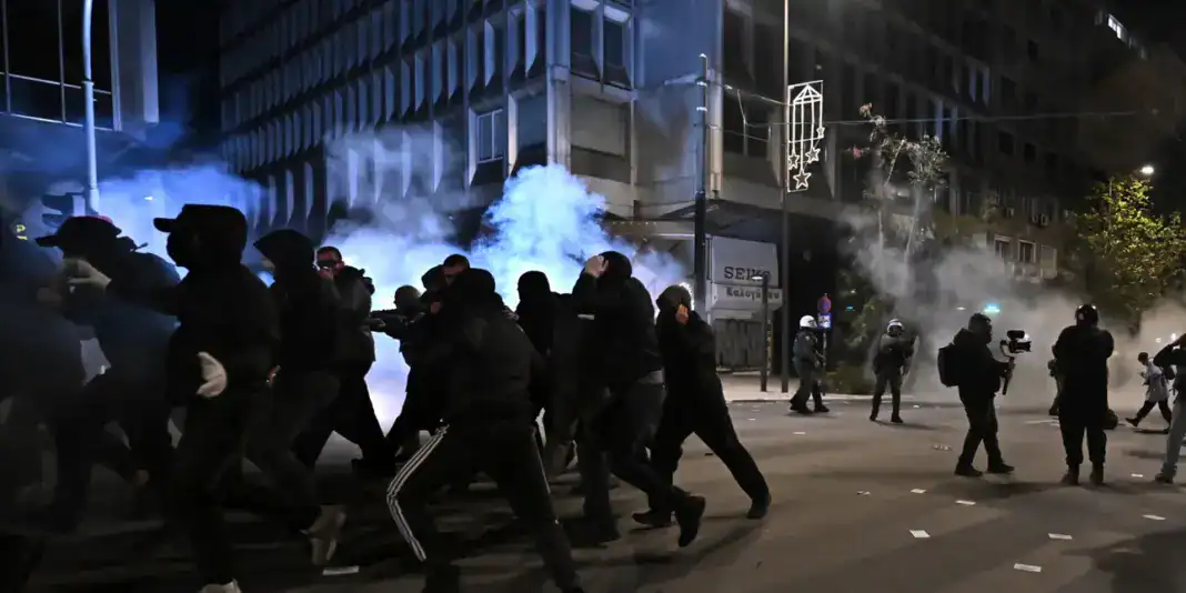 «Κανένας Δεκέμβρης δεν τελείωσε ποτέ» – Χημικά και ένταση στην πορεία μνήμης για τον Γρηγορόπουλο