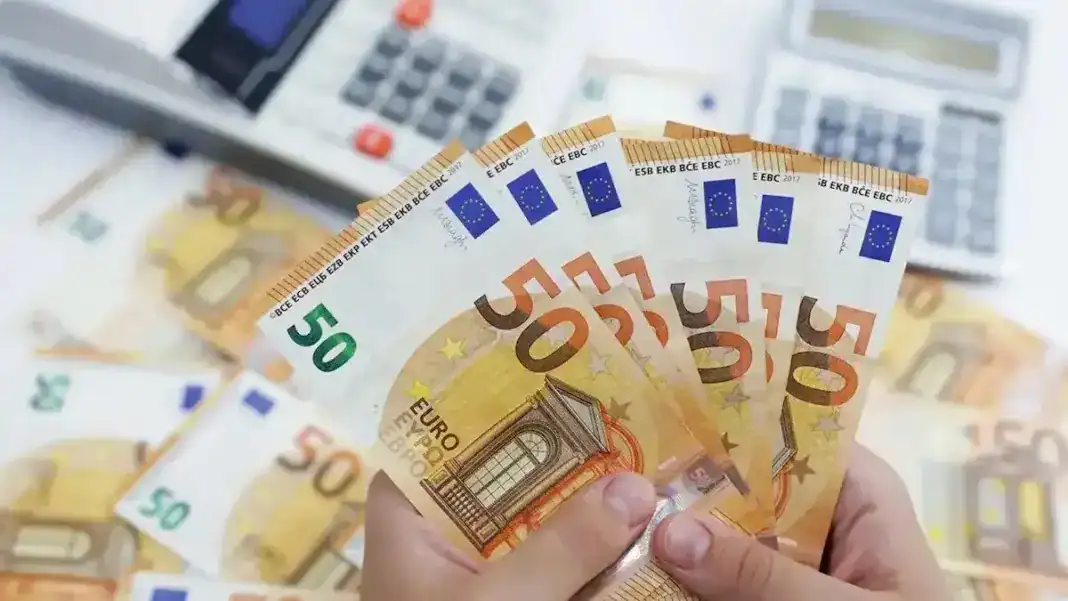 Νωρίτερα τα επιδόματα φέτος τα Χριστούγεννα, μόνιμη προπληρωμή για Πάσχα και Χριστούγεννα από το 2026