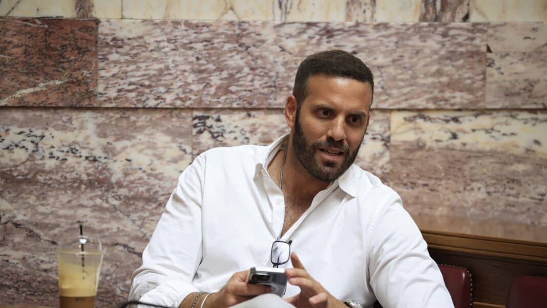 Ο Νίκος Παππάς χτύπησε γνωστό δημοσιογράφο στο κεφάλι – Κατατέθηκε μήνυση εναντίον του