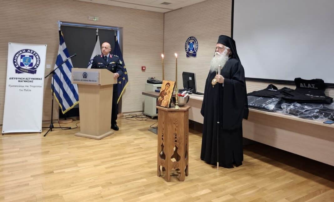 Προσφορά αλεξίσφαιρων στην Ομάδα ΔΙ.ΑΣ. από τον Μητροπολίτη Δημητριάδος στη Διεύθυνση Αστυνομίας Μαγνησίας