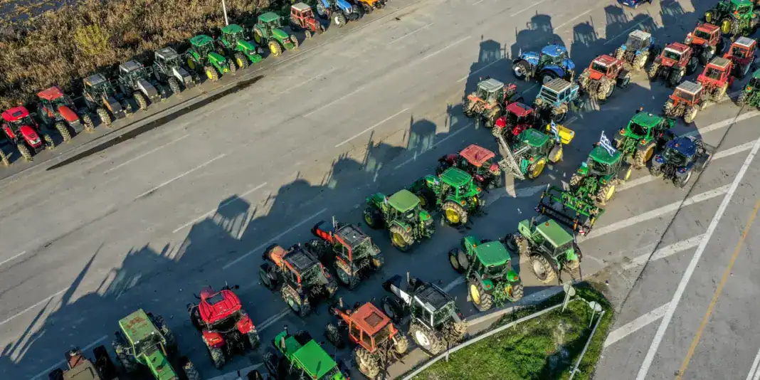 Παραμένουν στα μπλόκα οι αγρότες, όχι στη συνάντηση στο Μαξίμου -Σε διάλογο με ανοιχτούς δρόμους καλεί η κυβέρνηση