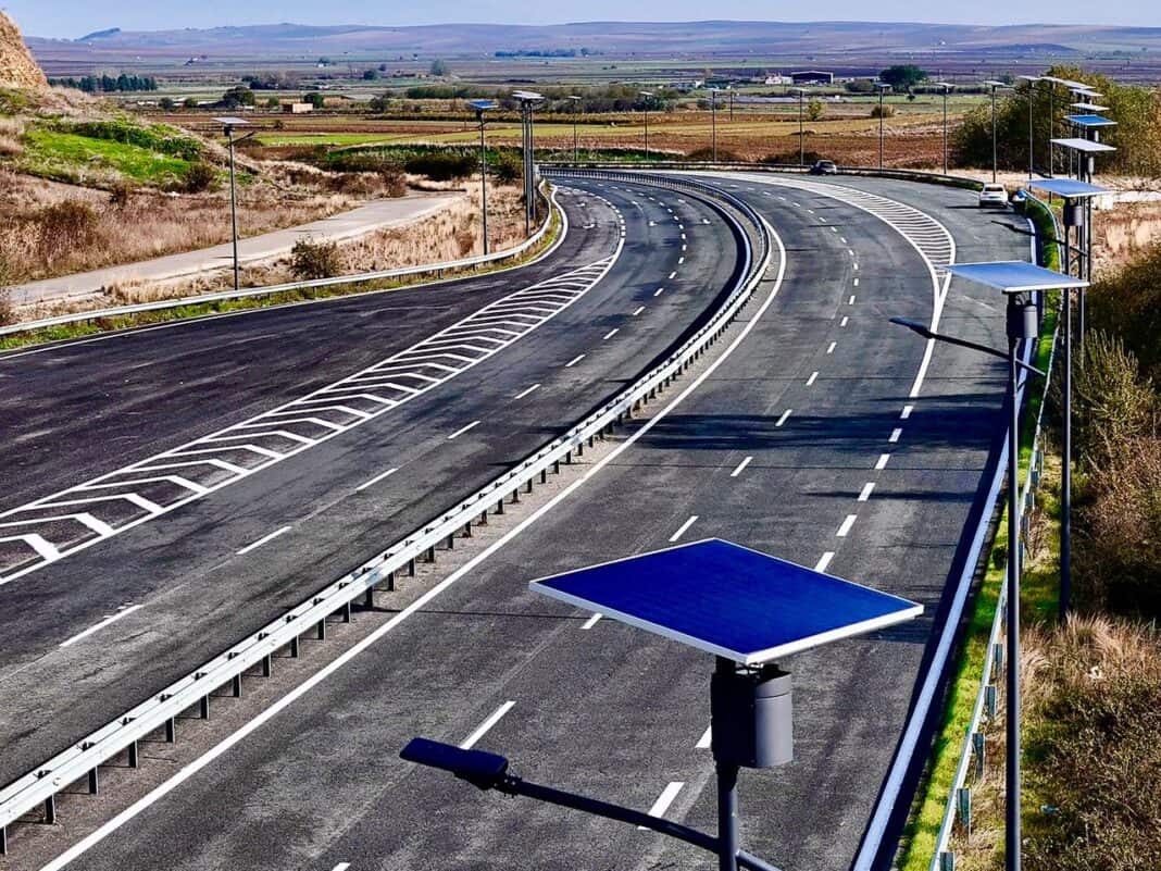 Στην Περιφέρεια Θεσσαλίας εγκαθίστανται 6.100 δίκτυα φωτισμού τεχνολογίας led με φωτοβολταϊκά