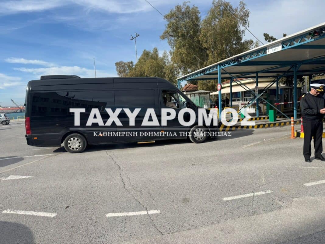 Αυτό είναι το βαν της Μελίνας Ασλανίδου που «εγκλωβίστηκε» στο λιμάνι του Βόλου – Καθ’ οδόν για την Αθήνα ερμηνεύτρια και μουσικοί