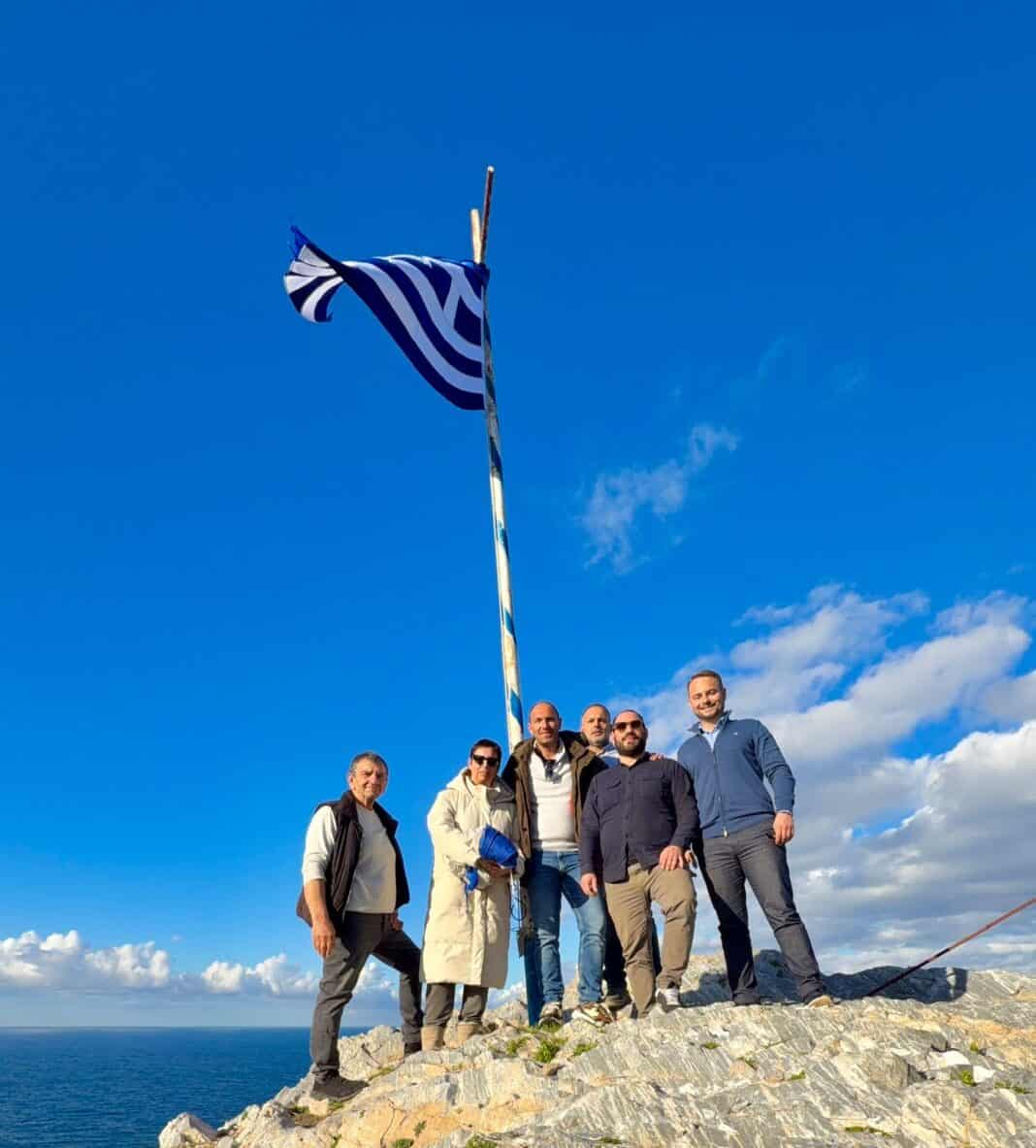 Αντικατάσταση της ελληνικής σημαίας στο Κάστρο της Σκιάθου στη μνήμη των πεσόντων των Ιμίων