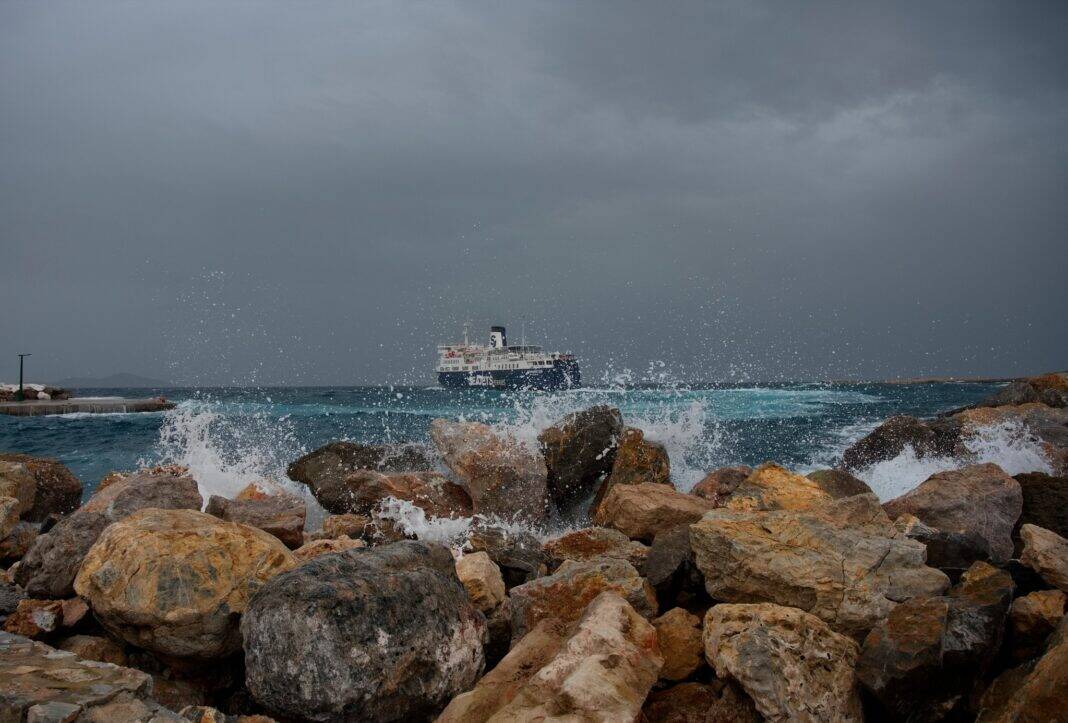 Στο ίδιο έργο θεατές είναι οι κάτοικοι της Αλοννήσου