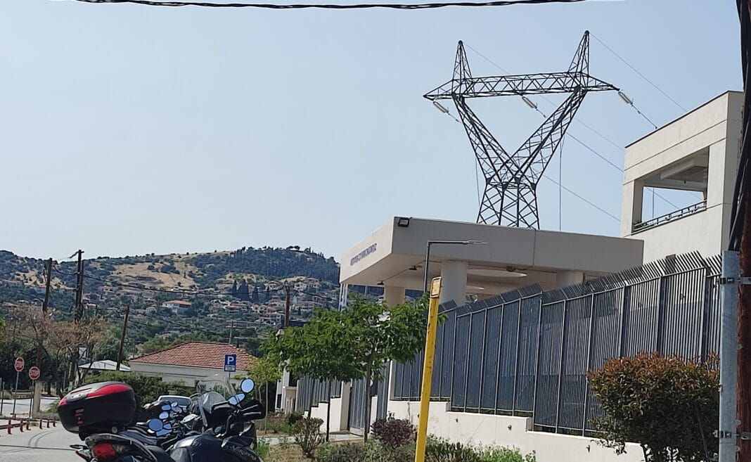 Βόλος: Αστυνομικός πουλούσε όπλα «κάτω από το γραφείο» – Πλαστές υπογραφές, νεκροί αγοραστές και καραμπίνες