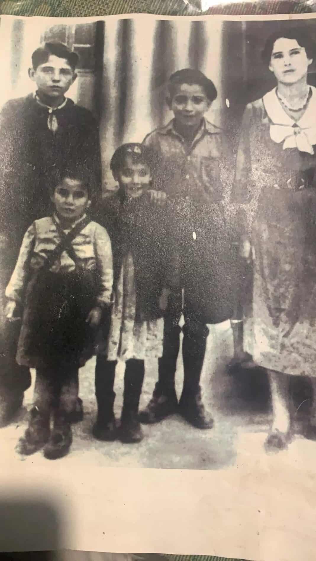 ‘’Σήμερα τα φώτα κι ο φωτισμόςκαι χαρές μεγάλες τ’ αφέντη μας”