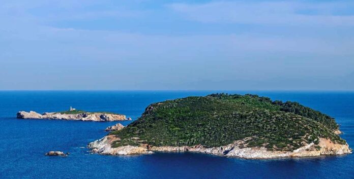 Αλιευτικό προσέκρουσε σε νησίδα και έβαλε νερά στη Σκιάθο