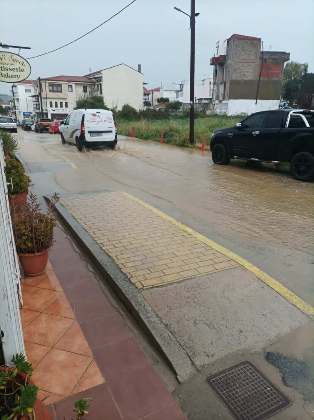 Παπαδιαμάντη: Ο δρόμος που “πνίγεται” με την πρώτη σταγόνα (video)