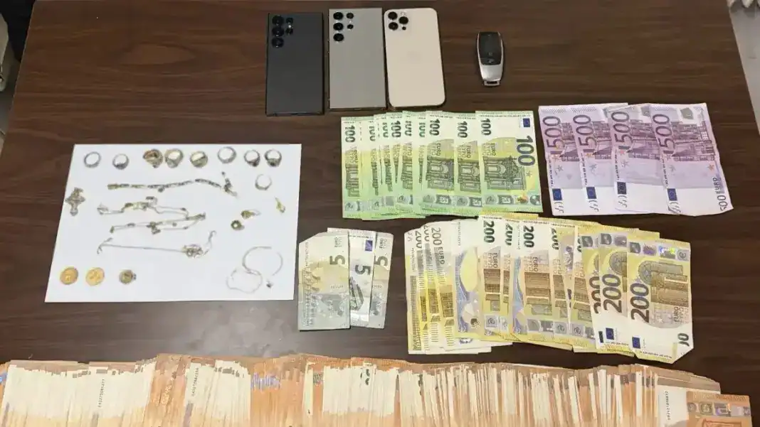 Τους σταμάτησαν για έλεγχο και βρήκαν πάνω από 38.000 ευρώ