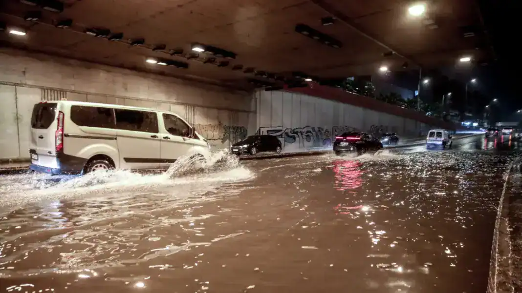 Κακοκαιρία: Χάος στους δρόμους από τις φονικές πλημμύρες – Δύο νεκροί σε Άνω Γλυφάδα και Άστρος