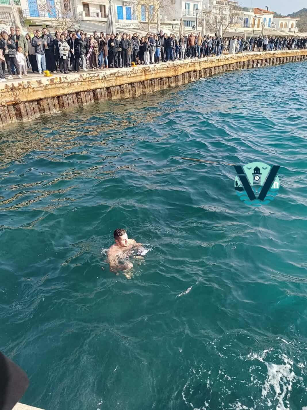 Θεοφάνεια στη Σκιάθο: Με κατάνυξη και λαμπρότητα η ρίψη του Τιμίου Σταυρού(φωτογραφίες)