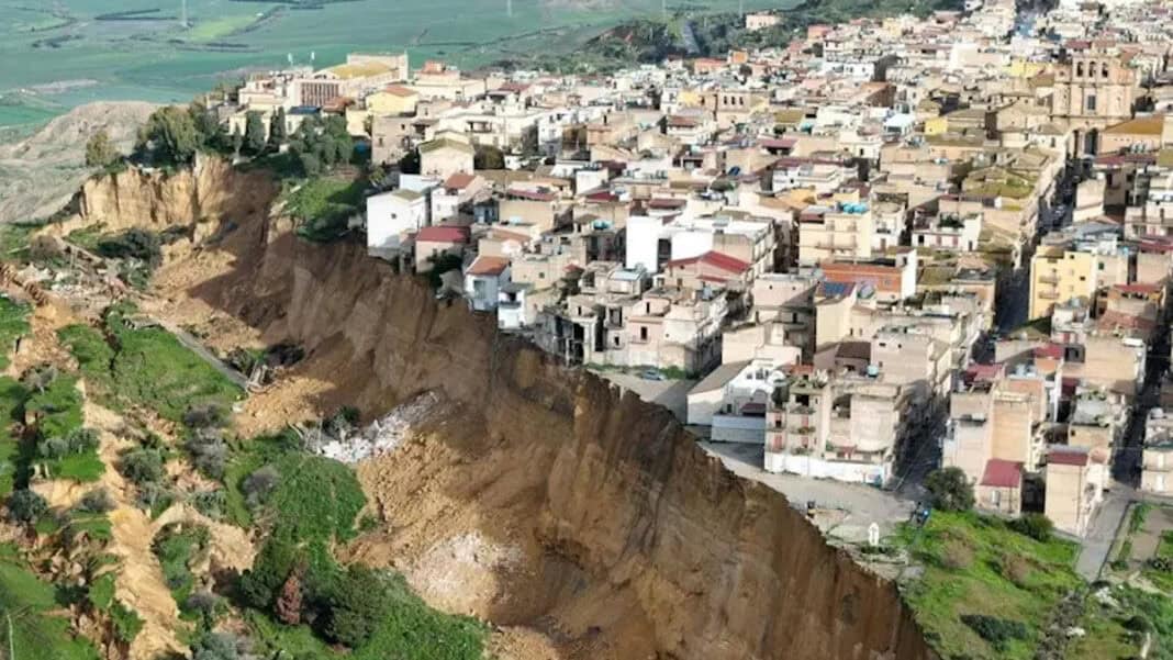 Δραματική Κατάρρευση Πόλης στη Σικελία — Νισιέμι στο Χείλος της Αβύσσου
