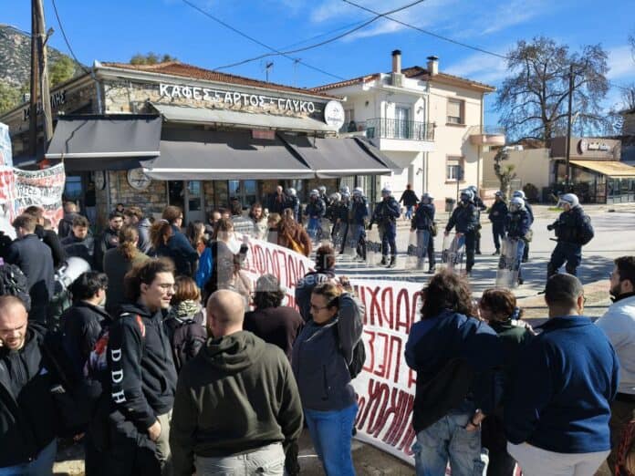 Φοιτητές αντιμέτωποι με αστυνομικούς έξω από την Σύνοδο των Πρυτάνεων στην Αγριά