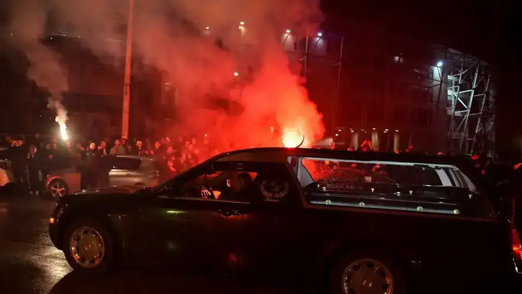 Στη Θεσσαλονίκη το C-130 με τις σορούς των επτά οπαδών του ΠΑΟΚ που σκοτώθηκαν στη Ρουμανία – Τρισάγιο στην Τούμπα