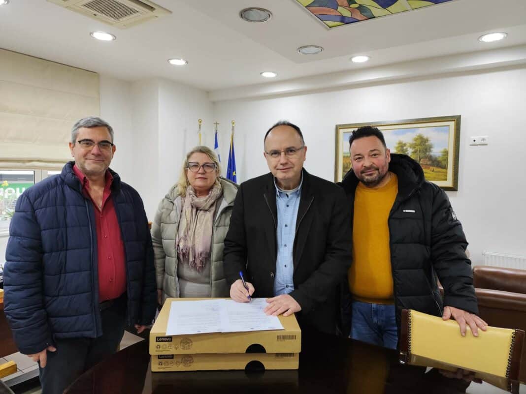 Δωρεά laptop στο Επαγγελματικό Λύκειο Ζαγοράς από το Επιμελητήριο Μαγνησίας