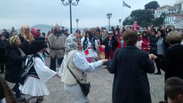 ΑΠΟΚΡΙΕΣ ΣΤΗ ΣΚΙΑΘΟ , ΟΙ ΜΤΣΟΥΝ