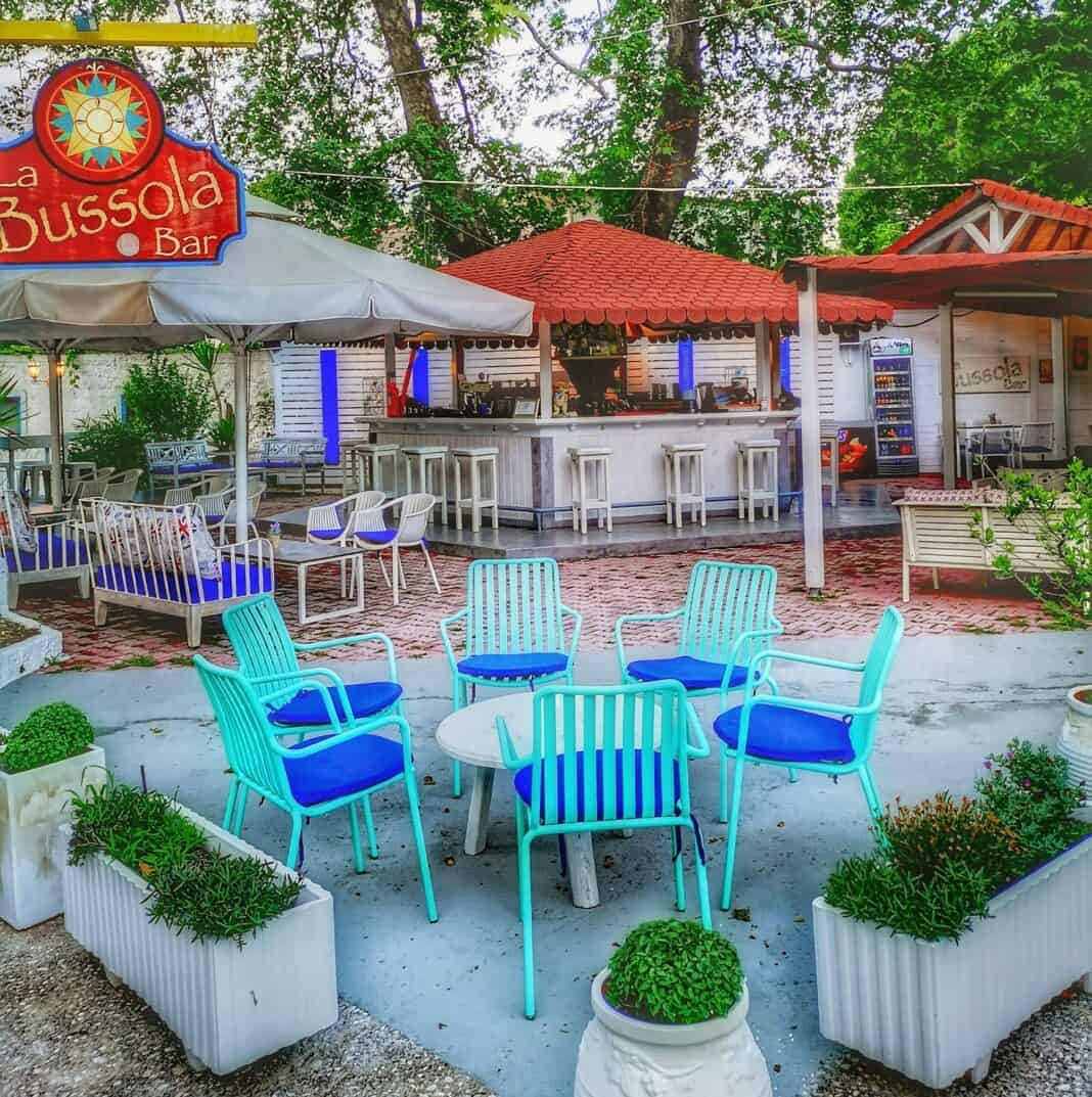 Ζητείται προσωπικό για καφέ–μπαρ στις Κουκουναριές Ζητείται προσωπικό για καφέ–μπαρ στις Κουκουναριές