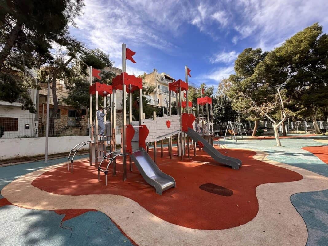 Οι «καινούριες» παιδικές χαρές της Σκιάθου: Για πόσο ακόμα θα κλείνουμε τα μάτια;