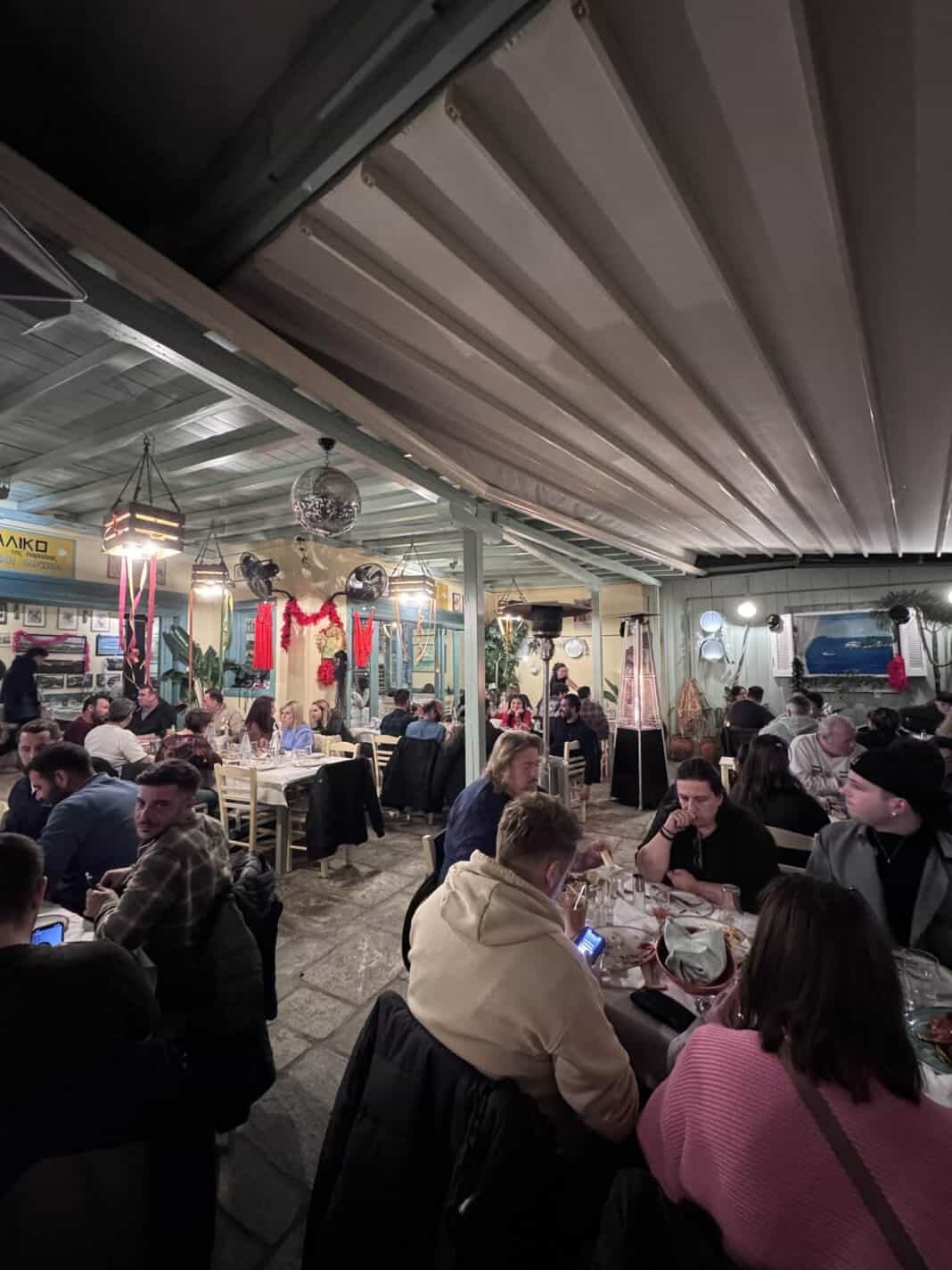 Τσικνοπέμπτη στη Σκιάθο: Το παραδοσιακό «Μπακάλικο» κράτησε ζωντανό το έθιμο