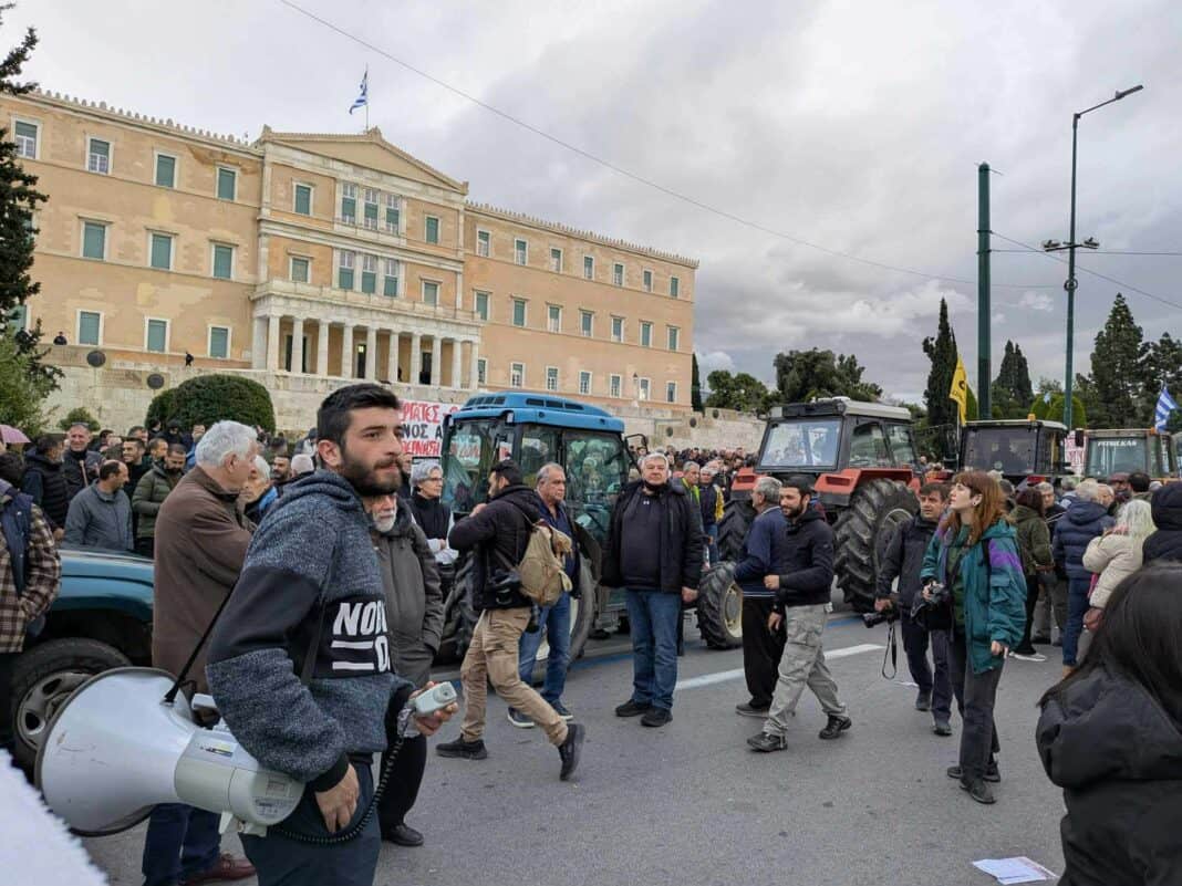 Ολονύχτια παραμονή στο Σύνταγμα με 40 τρακτέρ