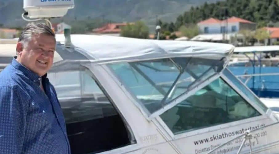 Ο Δημήτρης Κουρέτας βραβεύει τον καπετάνιο Δ. Διολέττα από την Σκιάθο που σώζει ζωές Ο Δημήτρης Κουρέτας βραβεύει τον καπετάνιο Δ. Διολέττα από την Σκιάθο που σώζει ζωές