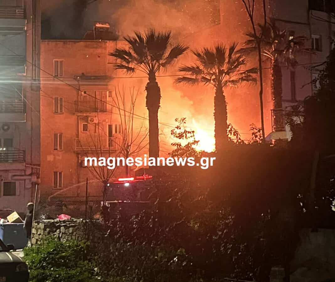 Κόλαση φωτιάς στον Βόλο: Στις φλόγες σπίτι πίσω από τον Άγιο Κωνσταντίνο