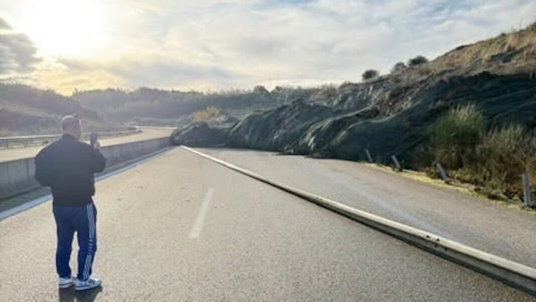 Μεγάλη κατολίσθηση στην Ιόνια οδό – Έκλεισε και στα δύο ρεύματα