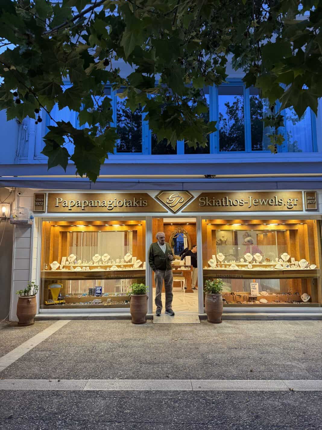 Θλίψη στη Σκιάθο για τον θάνατο του Γιώργου Παπαναγιωτάκη Θλίψη στη Σκιάθο για τον θάνατο του Γιώργου Παπαναγιωτάκη