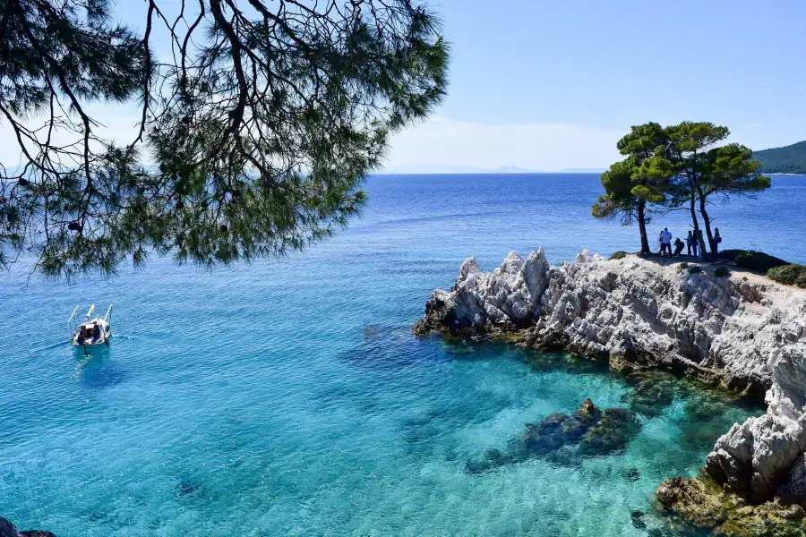 Το νησί των Βορείων Σποράδων που βρίσκεται στη λίστα με τους κορυφαίους προορισμούς του κόσμου για slow travel