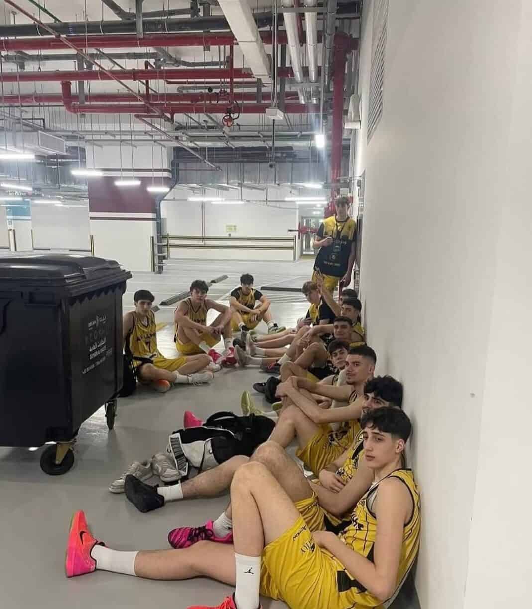 Διακοπή αγώνα Άρης–Μονακό στο Άμπου Ντάμπι λόγω πυραυλικής επίθεσης – Σε καταφύγιο η αποστολή των «κιτρίνων» Διακοπή αγώνα Άρης–Μονακό στο Άμπου Ντάμπι λόγω πυραυλικής επίθεσης – Σε καταφύγιο η αποστολή των «κιτρίνων»