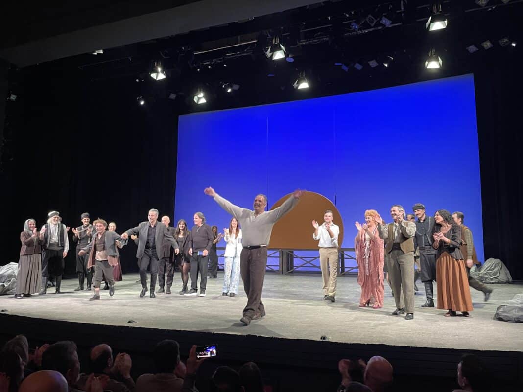 Πάθος και ενέργεια στην πρεμιέρα της παράστασης ΖΟΡΜΠΑΣ του Νίκου Καζαντζάκη Πάθος και ενέργεια στην πρεμιέρα της παράστασης ΖΟΡΜΠΑΣ του Νίκου Καζαντζάκη