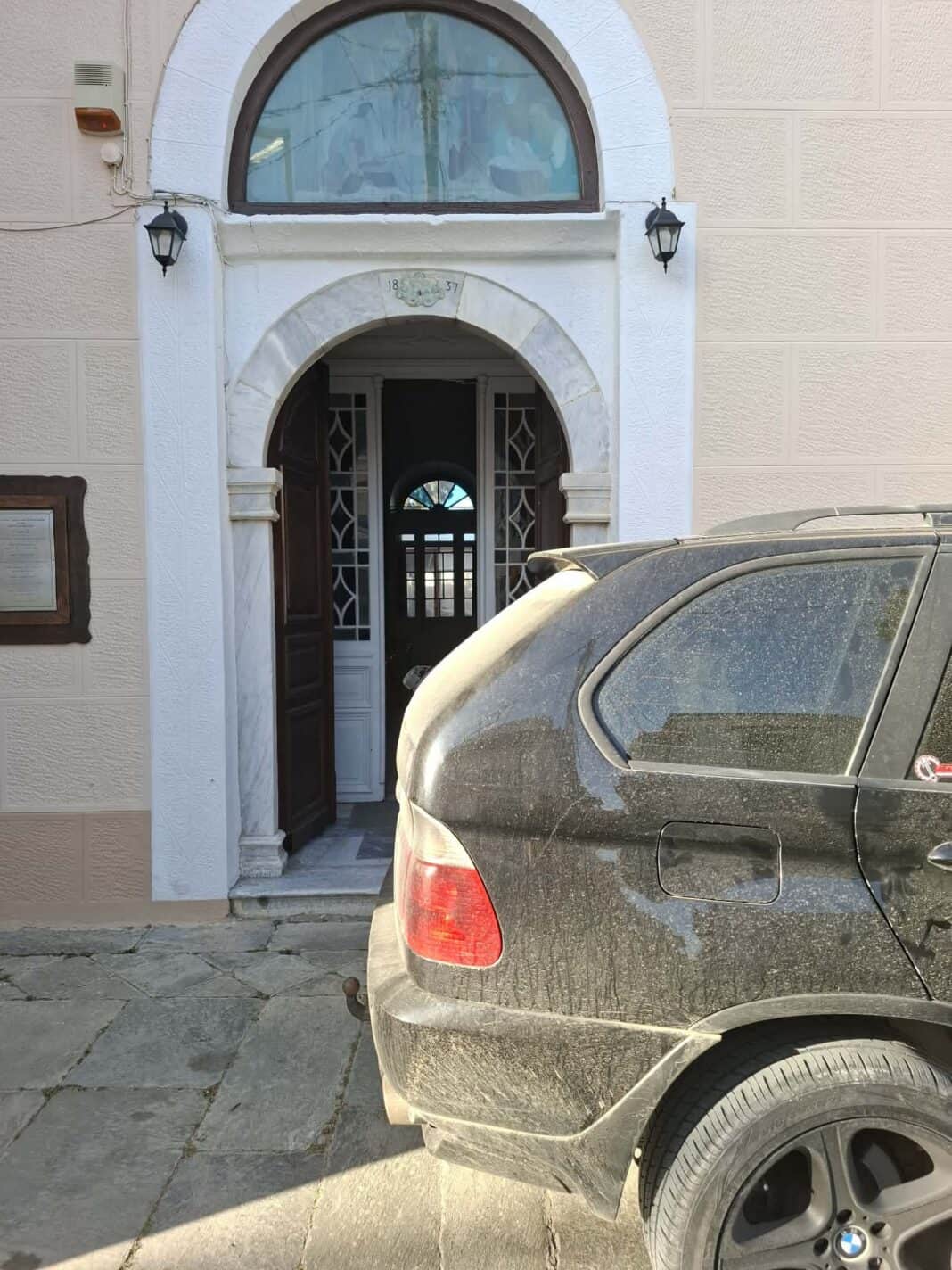 Εικόνα που προκαλεί αντιδράσεις μπροστά από τον Ιερό Ναό Γεννήσεως της Θεοτόκου Εικόνα που προκαλεί αντιδράσεις μπροστά από τον Ιερό Ναό Γεννήσεως της Θεοτόκου