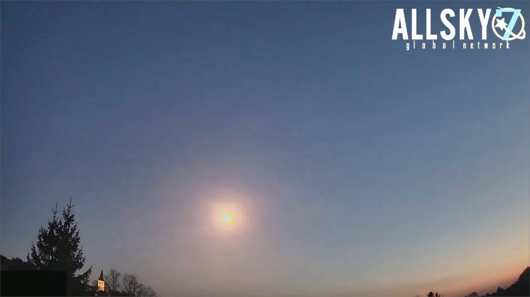 Μετεωρίτης έπεσε σε σπίτι στη Γερμανία μετά από εντυπωσιακή “πύρινη είσοδο” πάνω από την Ευρώπη (video) Μετεωρίτης έπεσε σε σπίτι στη Γερμανία μετά από εντυπωσιακή “πύρινη είσοδο” πάνω από την Ευρώπη (video)