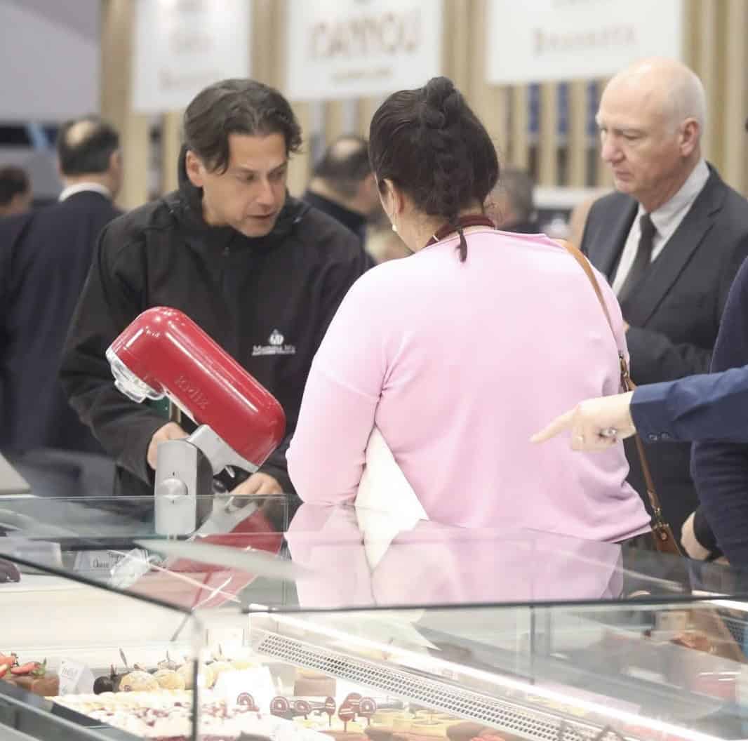 Παρουσία της Σκιάθου στην Artozyma 2026 με τα αδέλφια Βελετζάκου και το Mamma Mia Pastries Παρουσία της Σκιάθου στην Artozyma 2026 με τα αδέλφια Βελετζάκου και το Mamma Mia Pastries