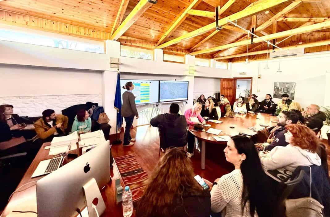 Την προστασία των ακτών και του θαλάσσιου περιβάλλοντος εμφατικά ή υποστηρίζει η τοπική κοινότητα. Την προστασία των ακτών και του θαλάσσιου περιβάλλοντος εμφατικά ή υποστηρίζει η τοπική κοινότητα.