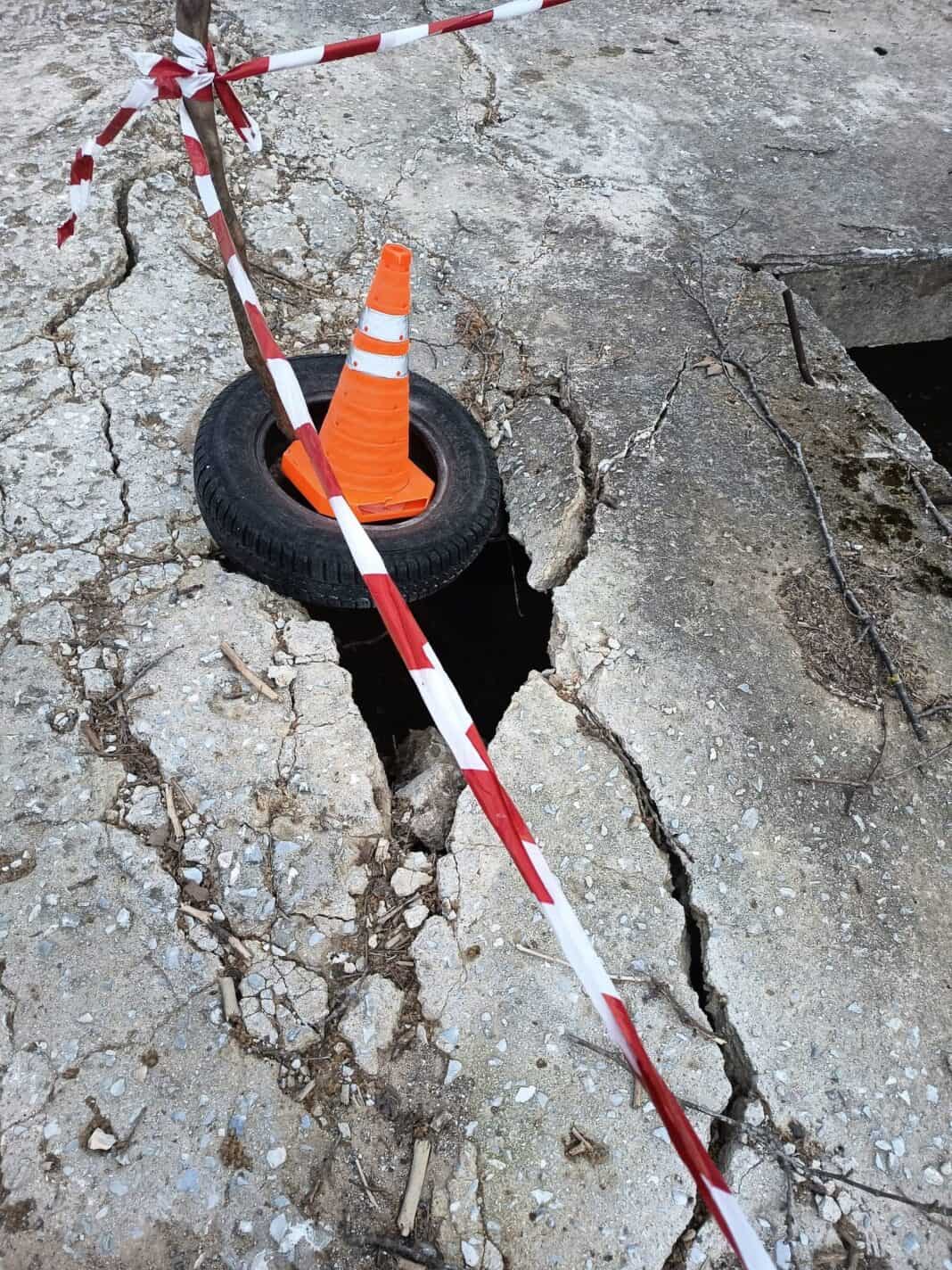 Επικίνδυνη καθίζηση στο γεφυράκι πίσω από την Αγία Παρασκευή στον Πλατανιά Επικίνδυνη καθίζηση στο γεφυράκι πίσω από την Αγία Παρασκευή στον Πλατανιά