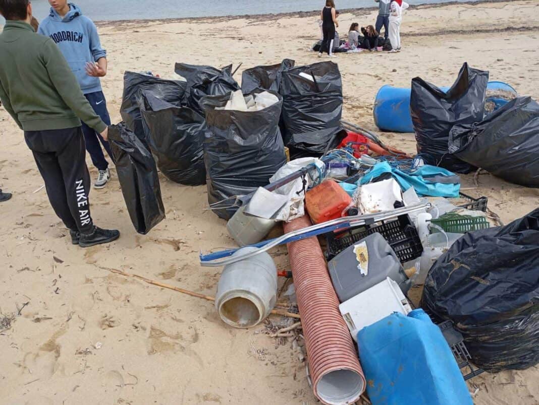 Σκιάθος: Εθελοντικός καθαρισμός στην παραλία Ξανέμου με συμμετοχή γονέων και μαθητών Σκιάθος: Εθελοντικός καθαρισμός στην παραλία Ξανέμου με συμμετοχή γονέων και μαθητών