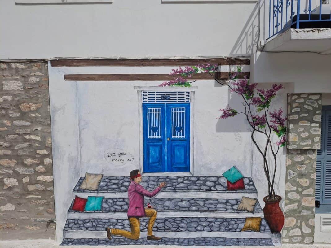 Μια τοιχογραφία πρότασης γάμου που μαγνητίζει τα βλέμματα Μια τοιχογραφία πρότασης γάμου που μαγνητίζει τα βλέμματα